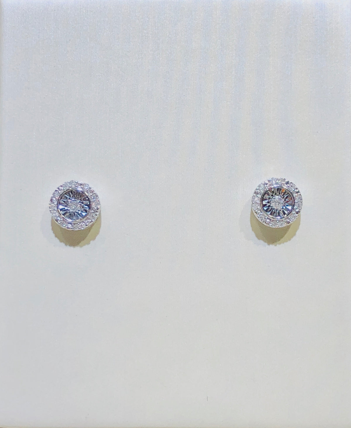 GORGEOUS DIAMOND EARRINGS IN WHITE GOLD