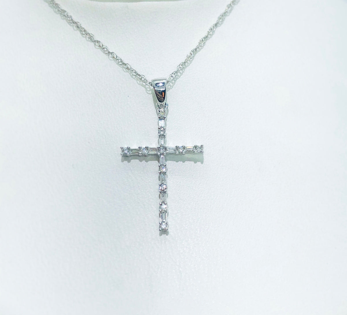 .10 Ctw Diamond Cross Pendant
