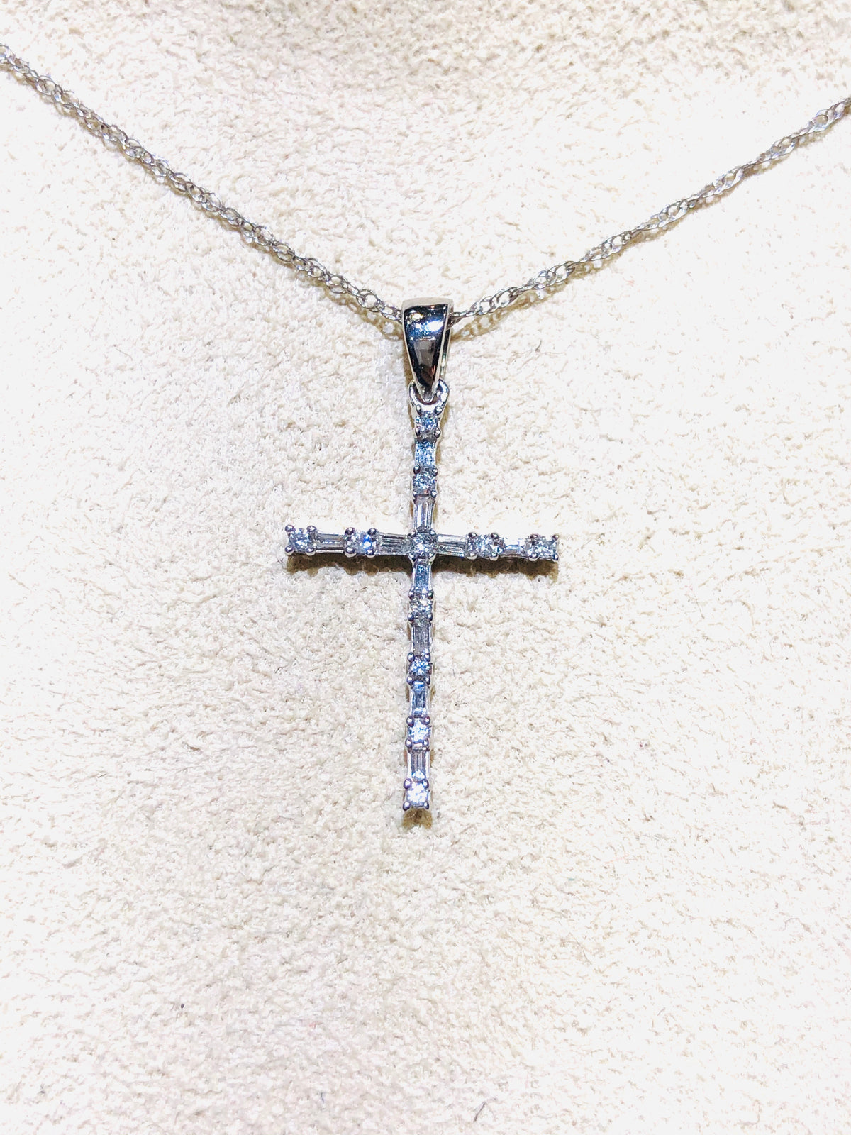 .10 Ctw Diamond Cross Pendant