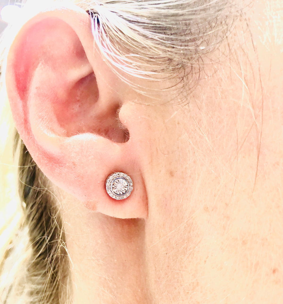 GORGEOUS DIAMOND EARRINGS IN WHITE GOLD